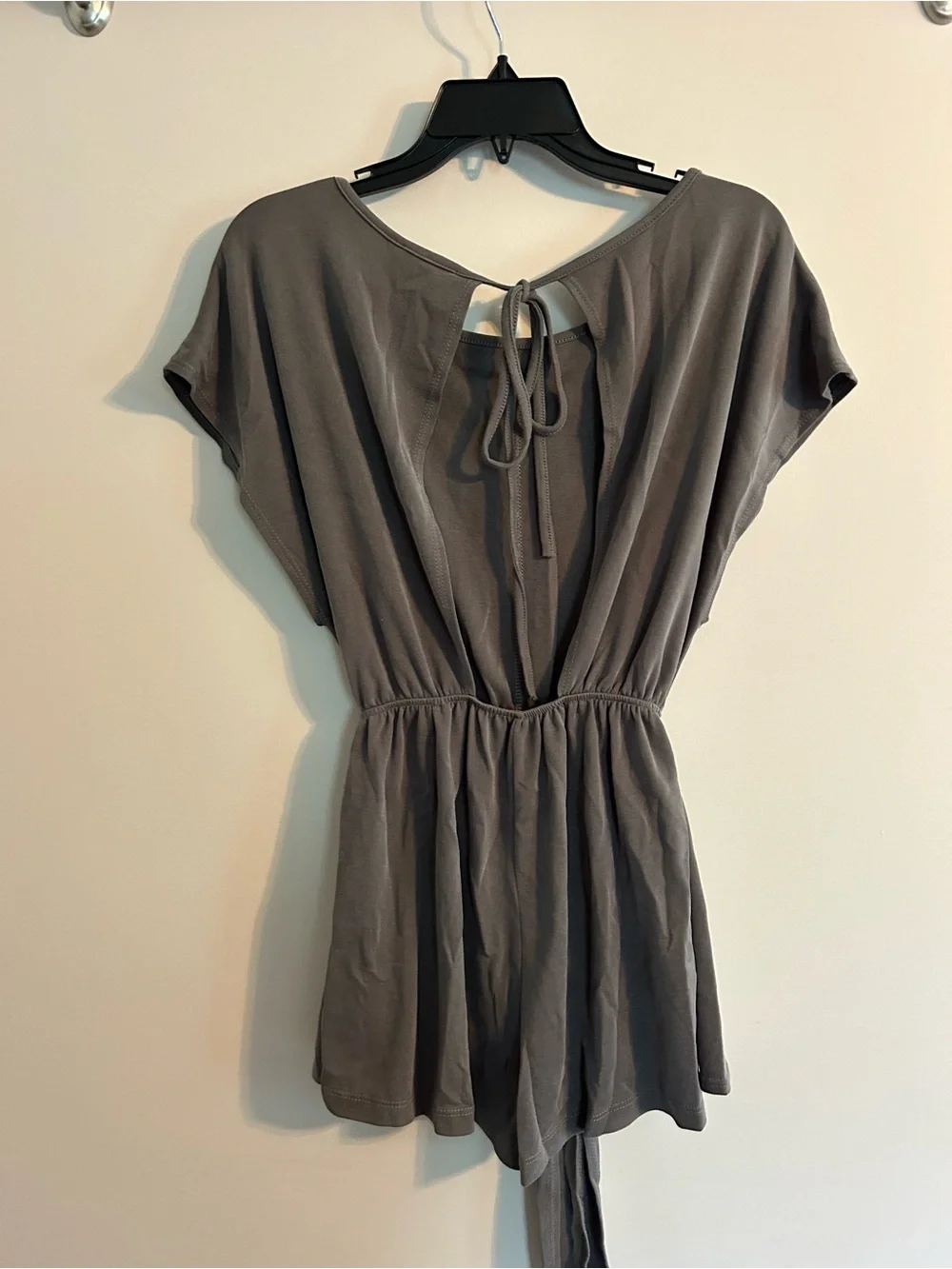 El Bloom Gray Tie-Waist Short Sleeve Romper
